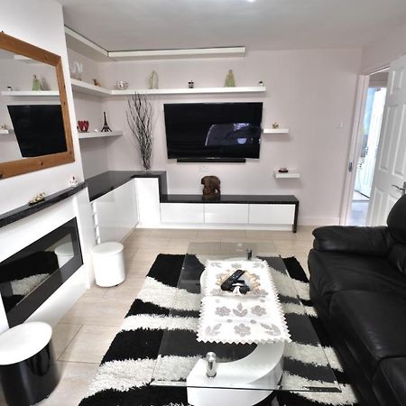 Immaculate 2-Bed Apartment In Isleworth By River Экстерьер фото