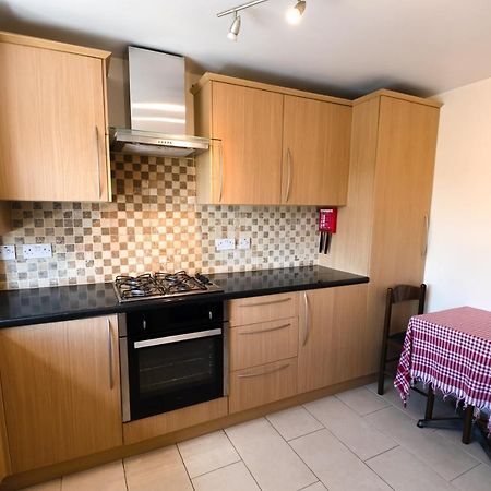 Immaculate 2-Bed Apartment In Isleworth By River Экстерьер фото