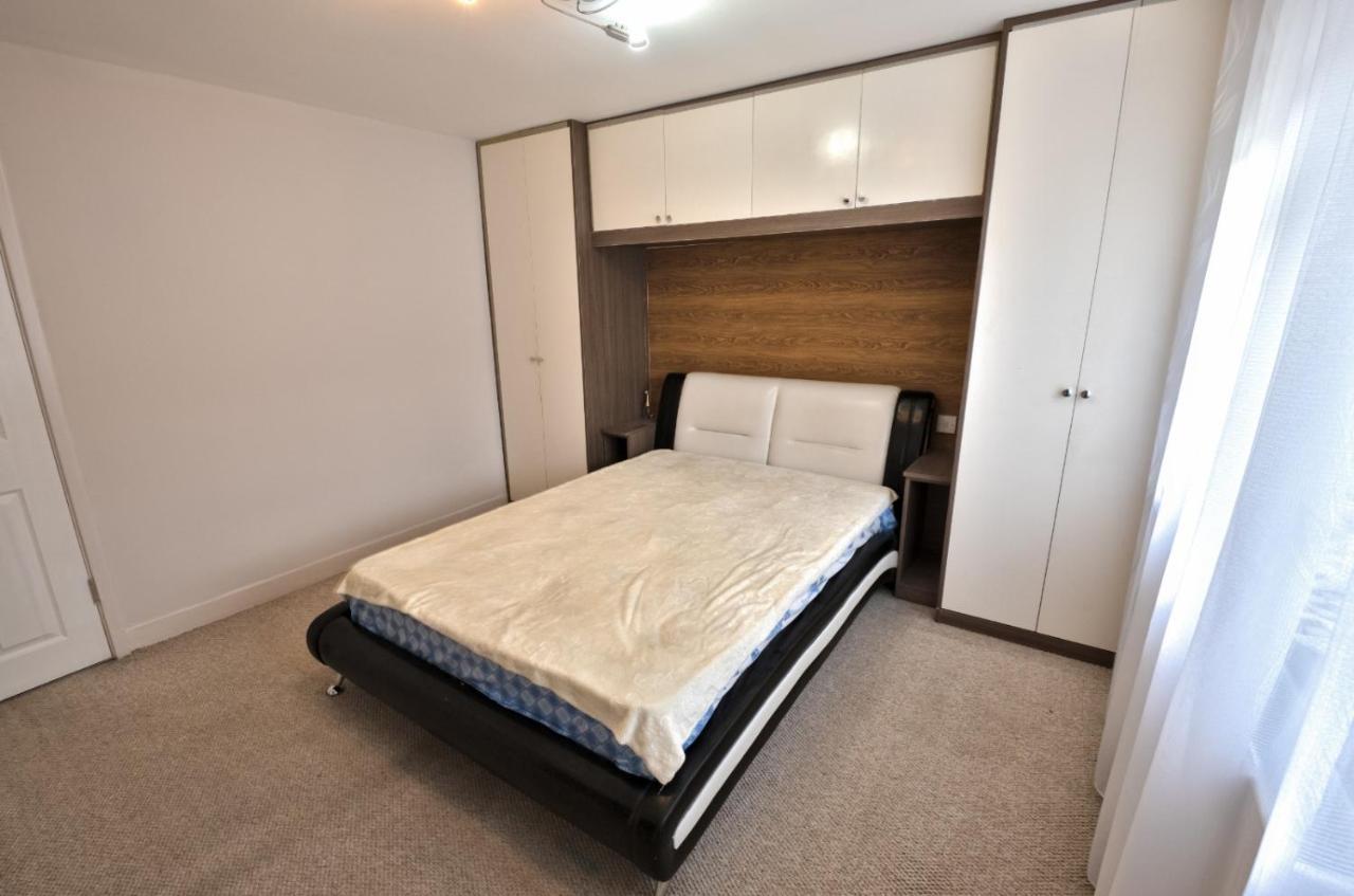 Immaculate 2-Bed Apartment In Isleworth By River Экстерьер фото