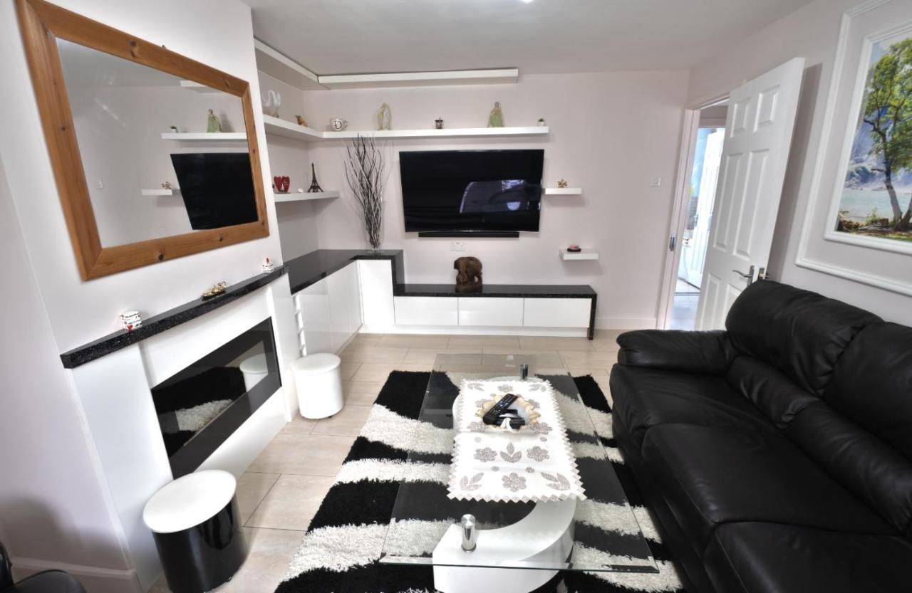 Immaculate 2-Bed Apartment In Isleworth By River Экстерьер фото