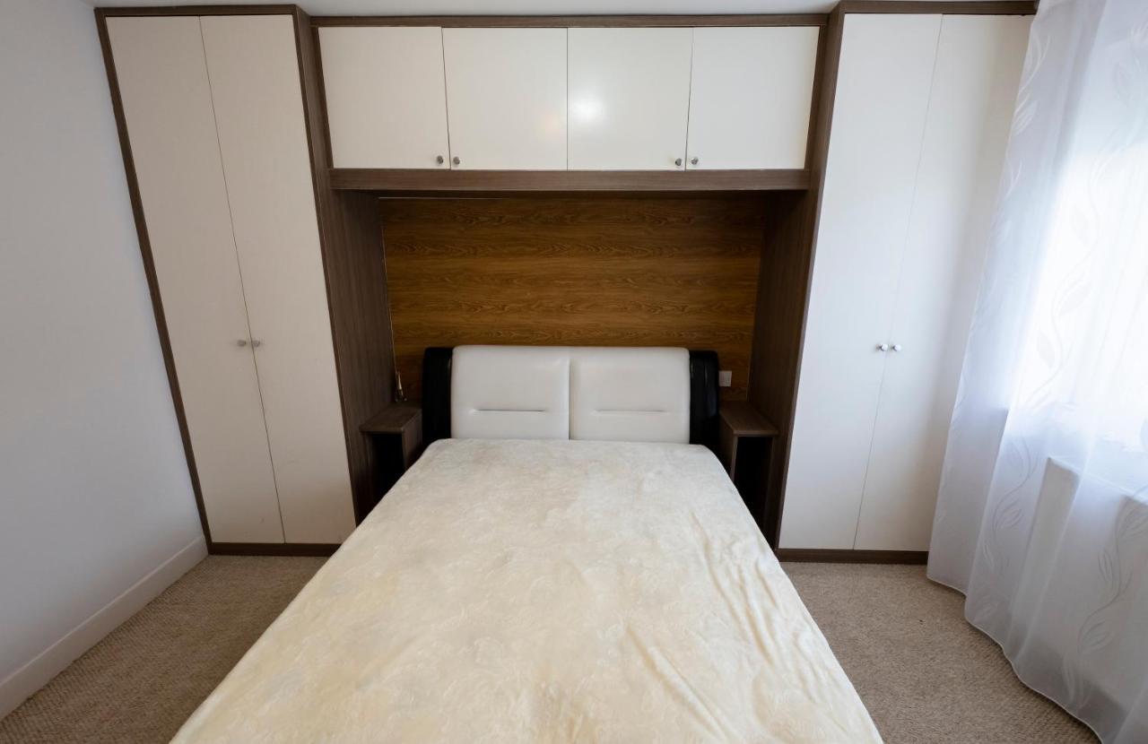 Immaculate 2-Bed Apartment In Isleworth By River Экстерьер фото