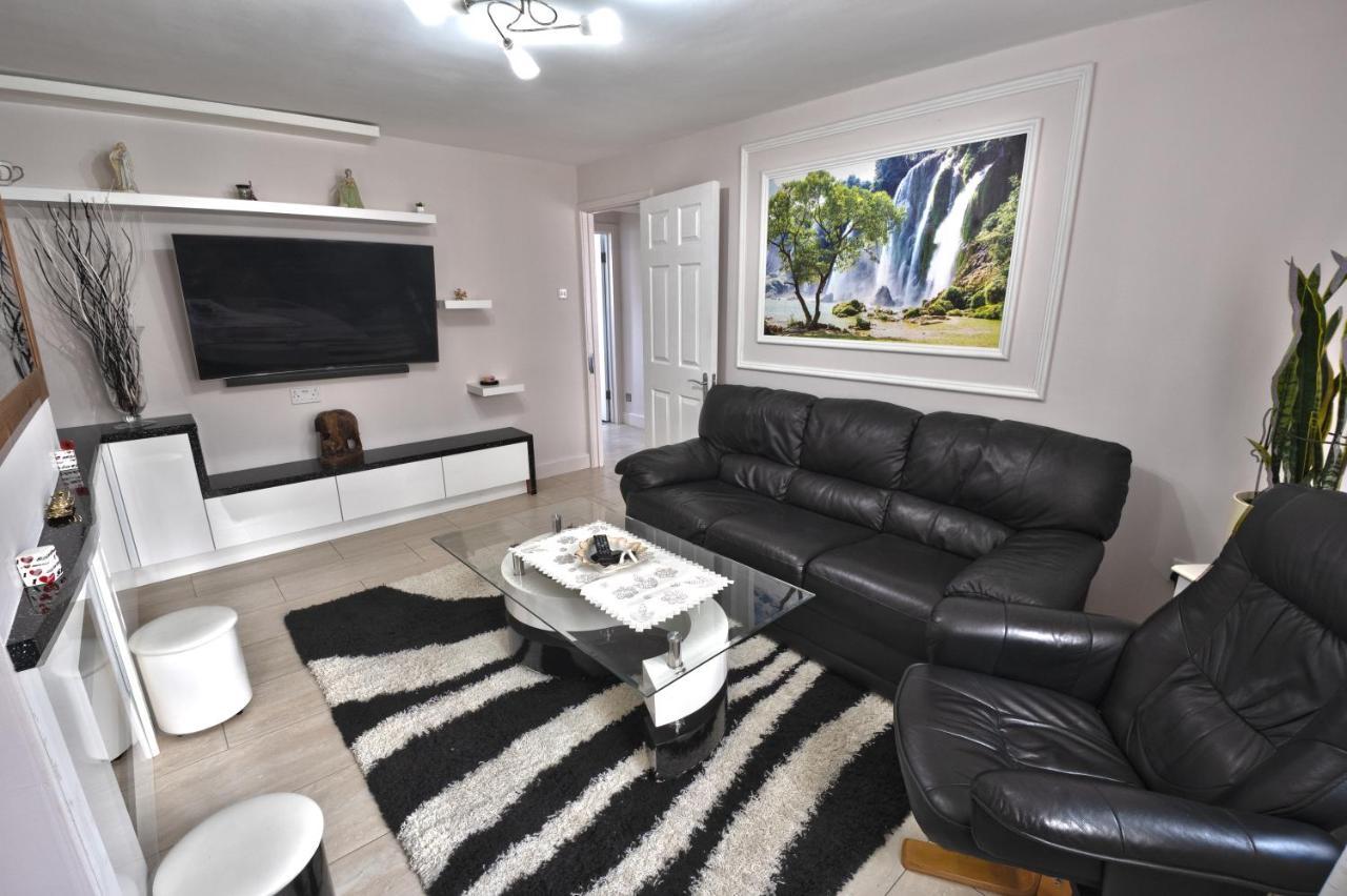 Immaculate 2-Bed Apartment In Isleworth By River Экстерьер фото