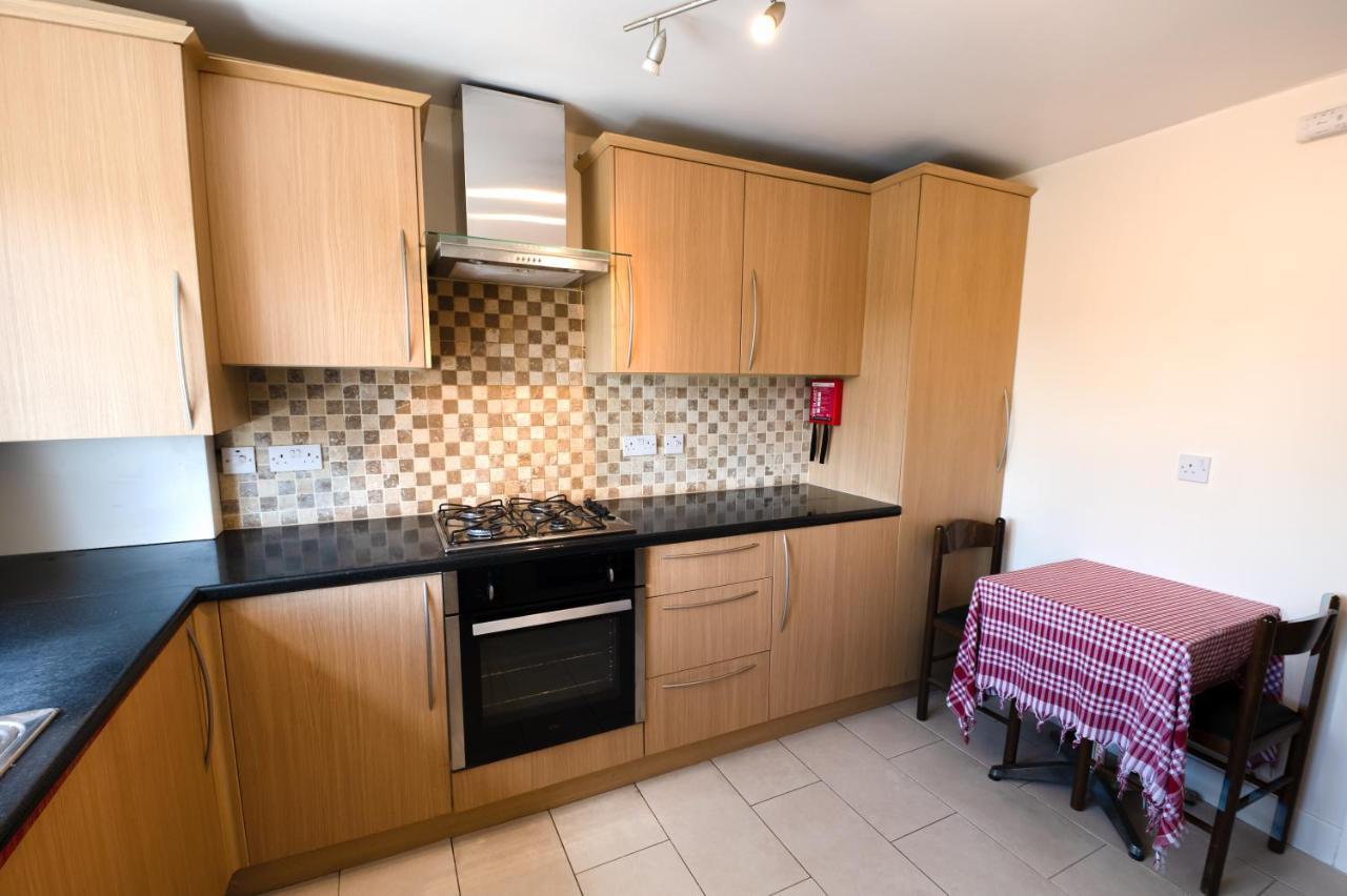 Immaculate 2-Bed Apartment In Isleworth By River Экстерьер фото
